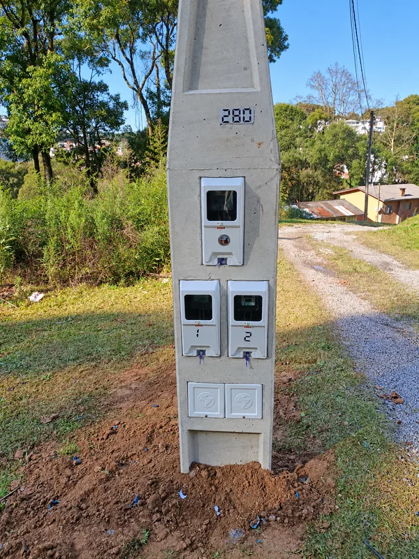 Poste com três caixas de medição.