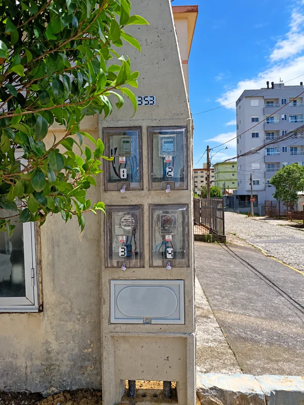 Conjunto de quatro medidores em estrutura de concreto.
