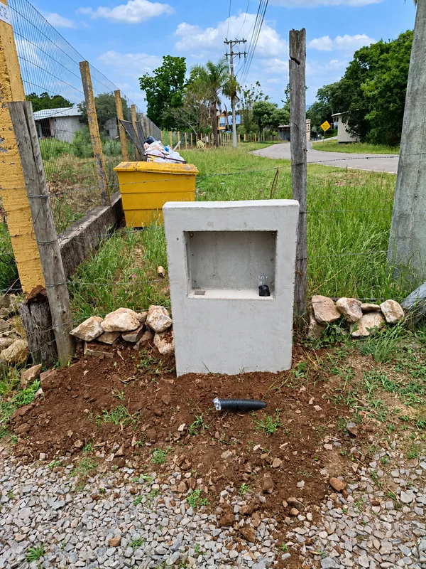 Mureta de concreto com abertura para o padrão de água, sem hidrômetro.
